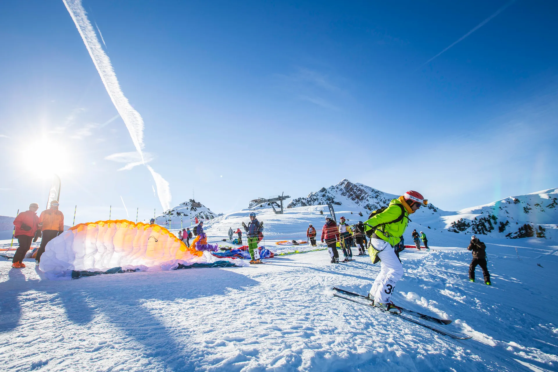 Parapente posé sur la neige au pied des pistes de Courchevel