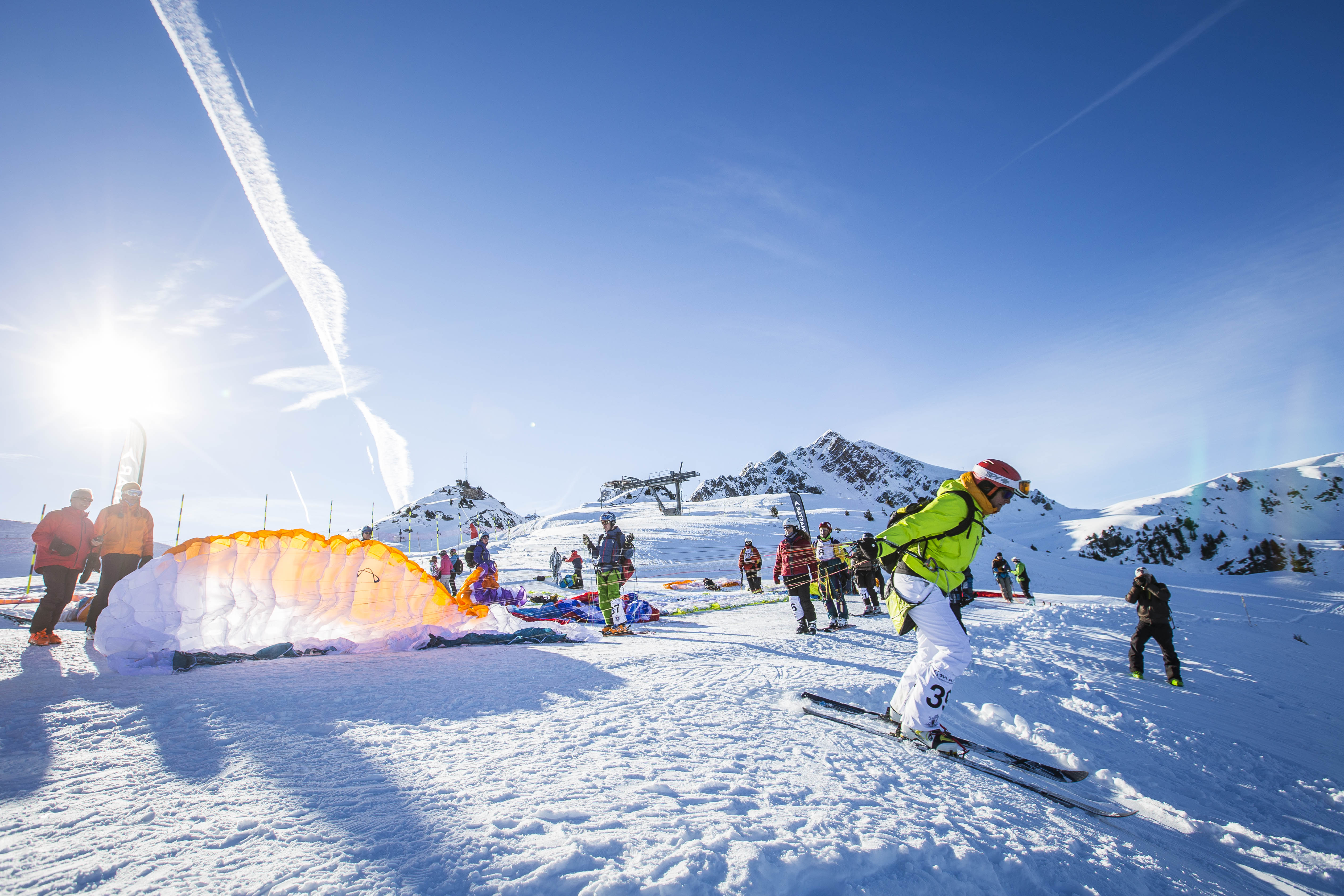 Parapente posé sur la neige au pied des pistes de Courchevel