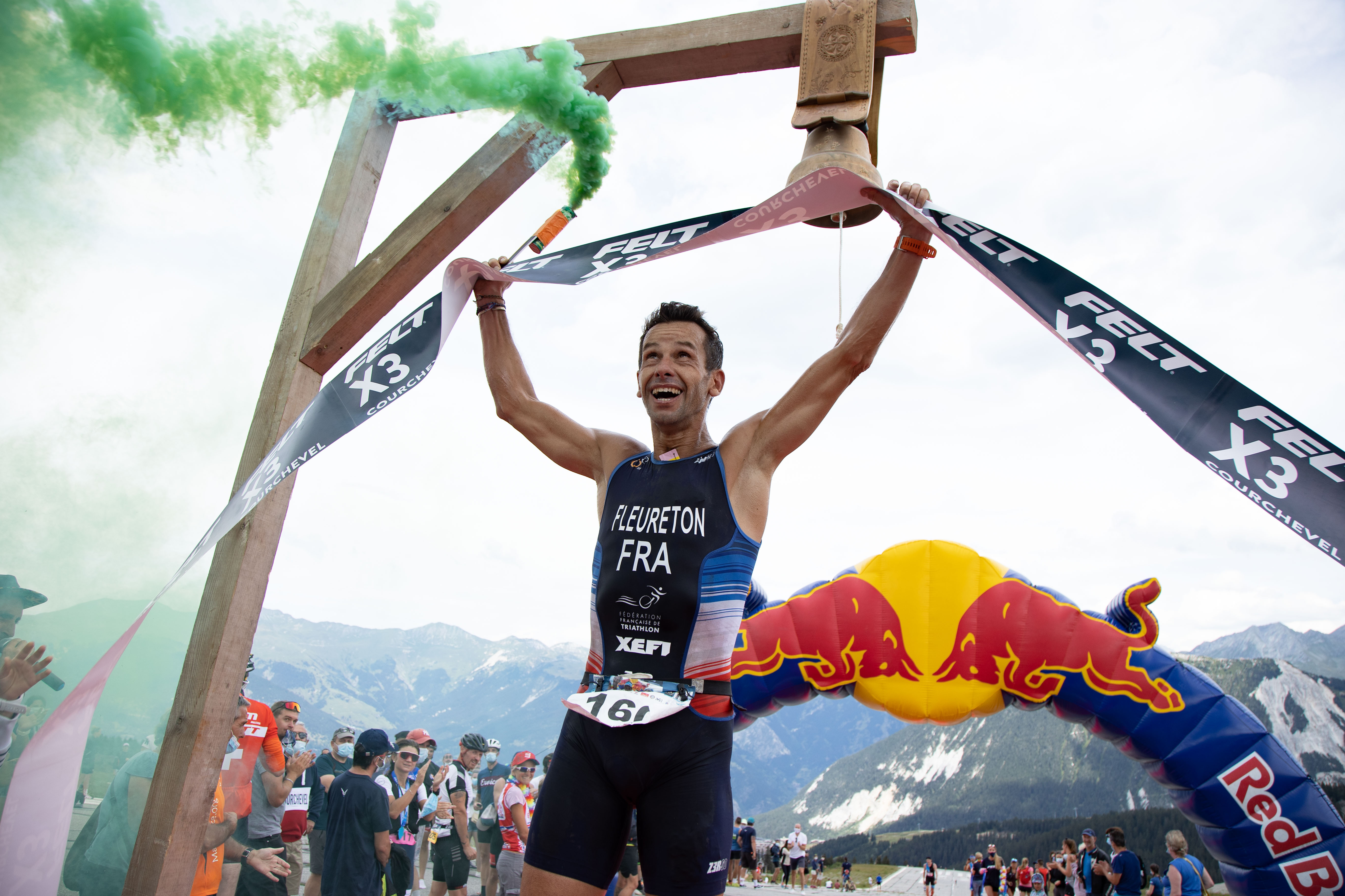 Cédric Fleuteron franchit la ligne d’arrivée du triathlon X3 de Courchevel