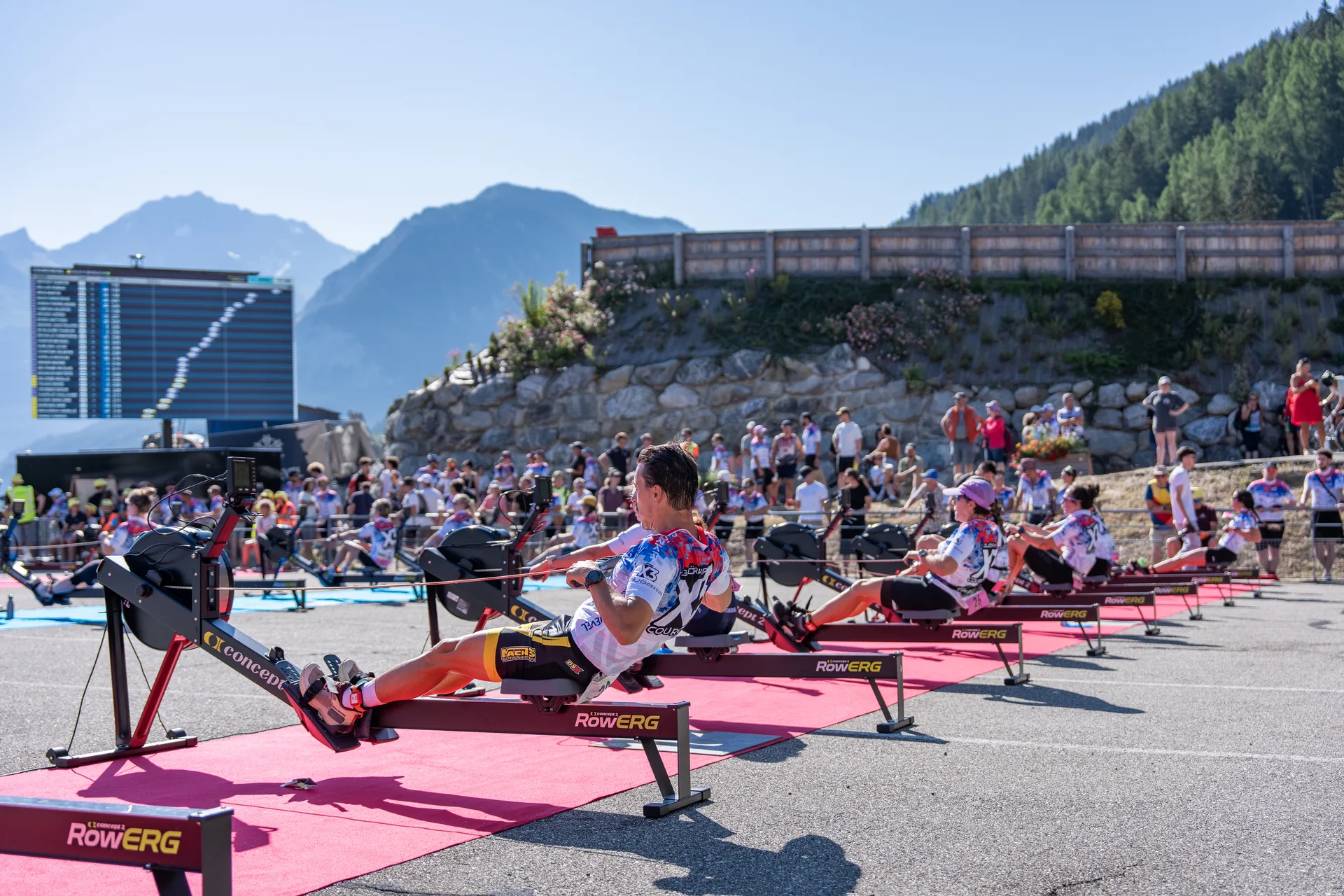 Épreuve d’aviron sur ergomètre de l’X3 Courchevel, face aux montagnes