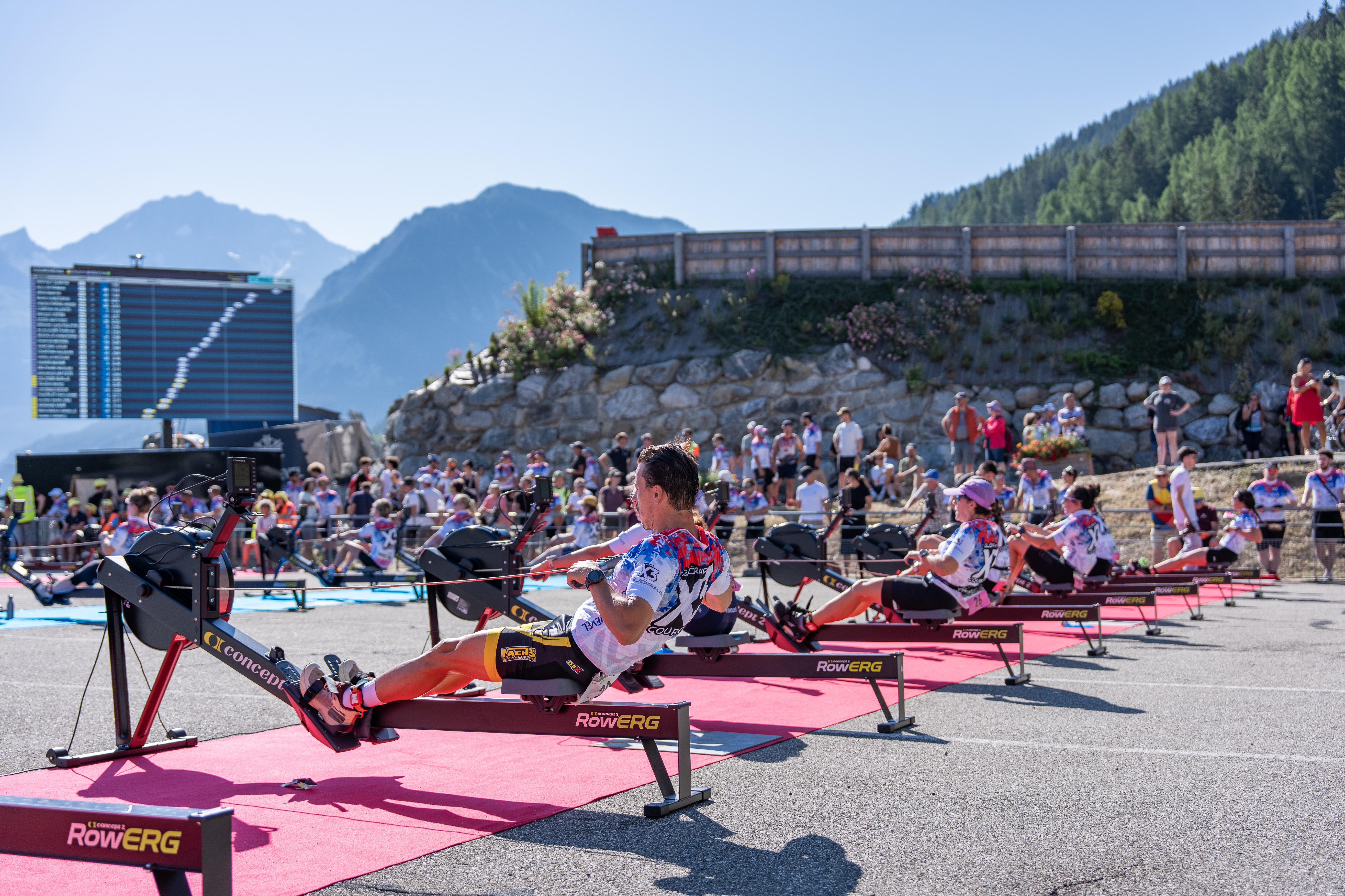 Épreuve d’aviron sur ergomètre de l’X3 Courchevel, face aux montagnes