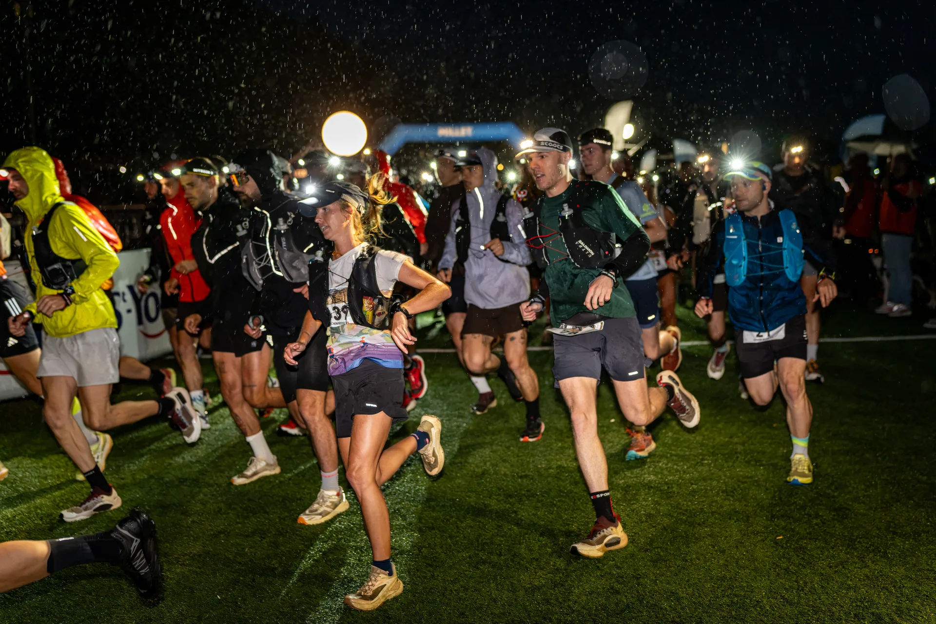 Départ de nuit d’un trail à Courchevel, les coureurs à la frontale