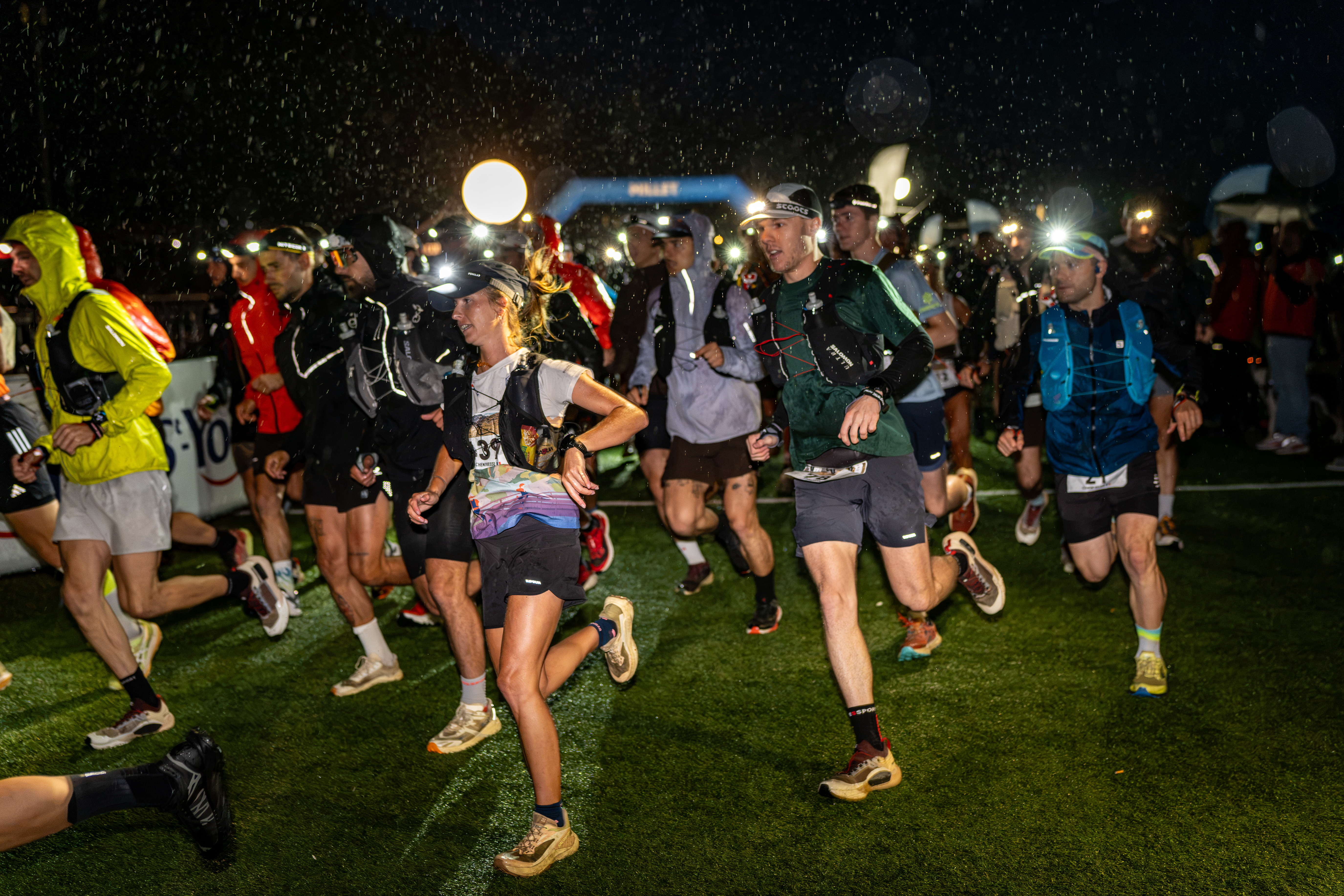 Départ de nuit d’un trail à Courchevel, les coureurs à la frontale